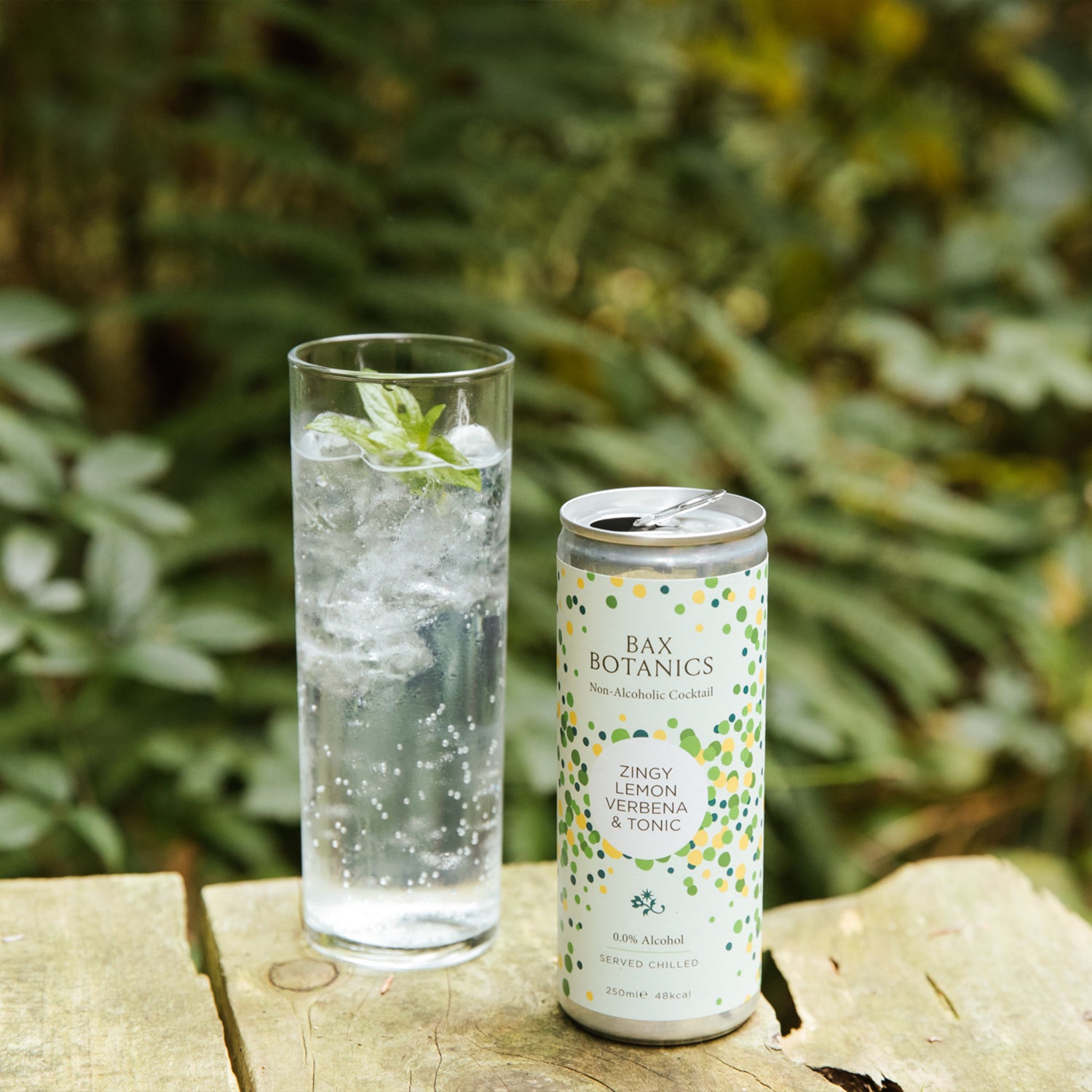 Non-alcoholic gin & tonic ready to drink